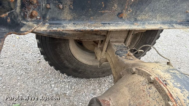 image for item DY8356 1995 International  4700 truck cab and chassis