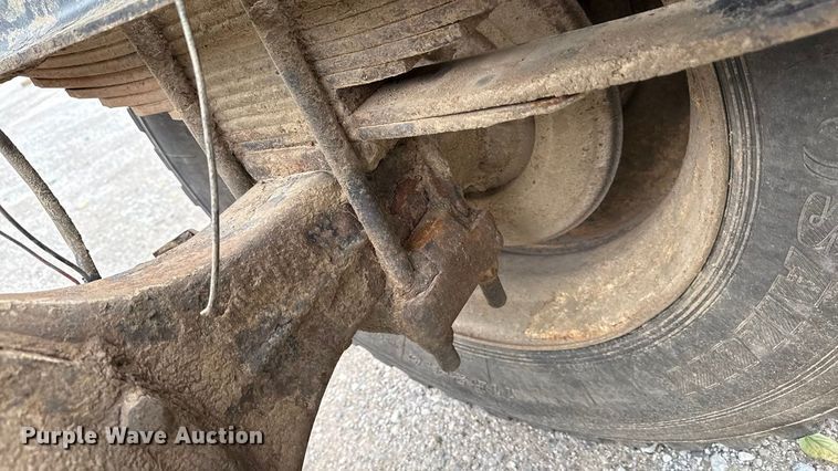 image for item DY8356 1995 International  4700 truck cab and chassis