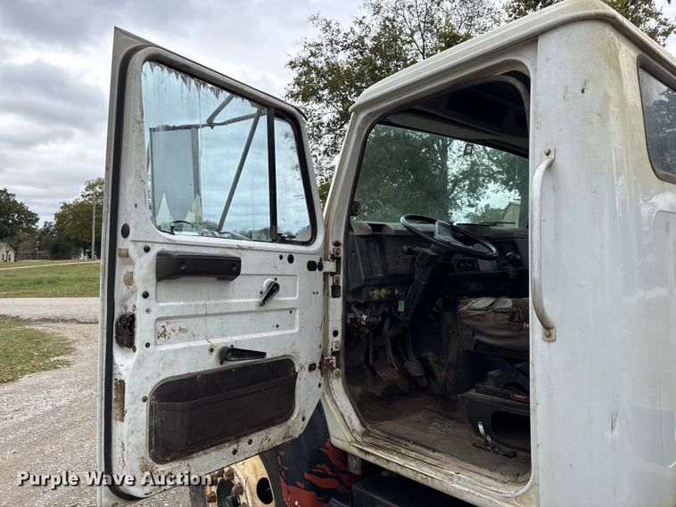 image for item DY8356 1995 International  4700 truck cab and chassis