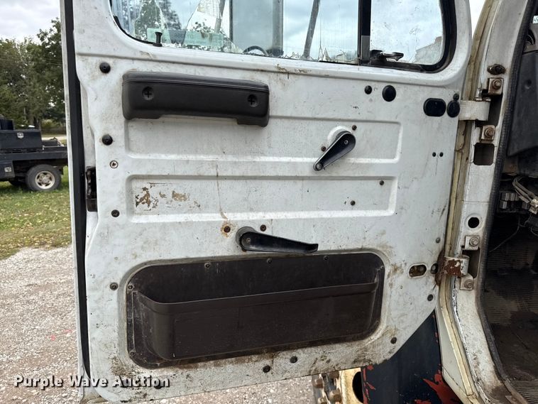 image for item DY8356 1995 International  4700 truck cab and chassis