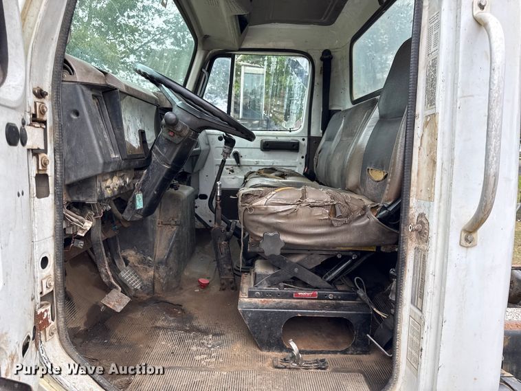 image for item DY8356 1995 International  4700 truck cab and chassis