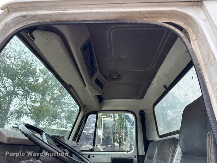 image for item DY8356 1995 International  4700 truck cab and chassis