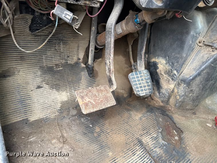 image for item DY8356 1995 International  4700 truck cab and chassis