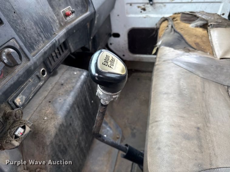 image for item DY8356 1995 International  4700 truck cab and chassis