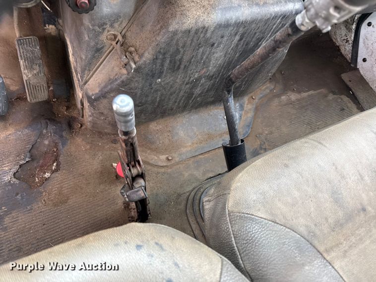 image for item DY8356 1995 International  4700 truck cab and chassis