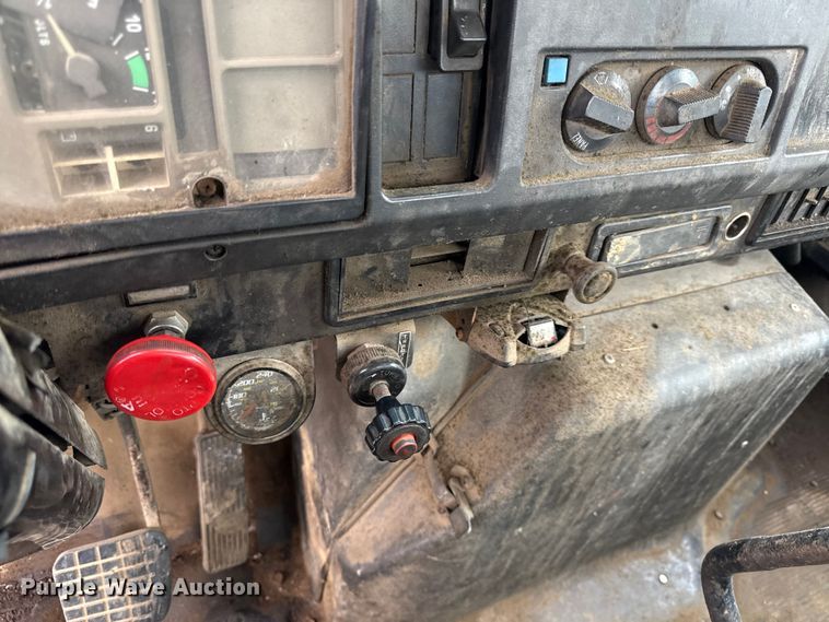 image for item DY8356 1995 International  4700 truck cab and chassis