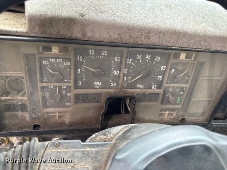 image for item DY8356 1995 International  4700 truck cab and chassis