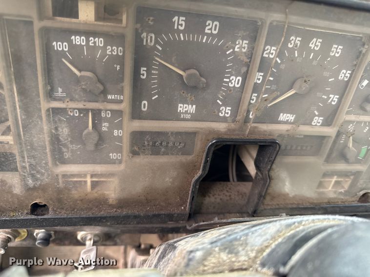 image for item DY8356 1995 International  4700 truck cab and chassis