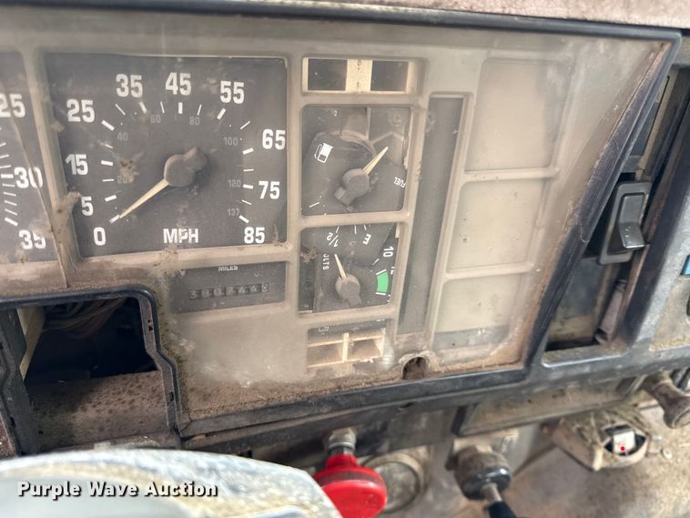 image for item DY8356 1995 International  4700 truck cab and chassis