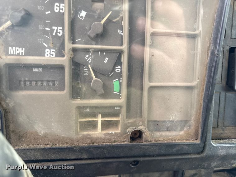 image for item DY8356 1995 International  4700 truck cab and chassis