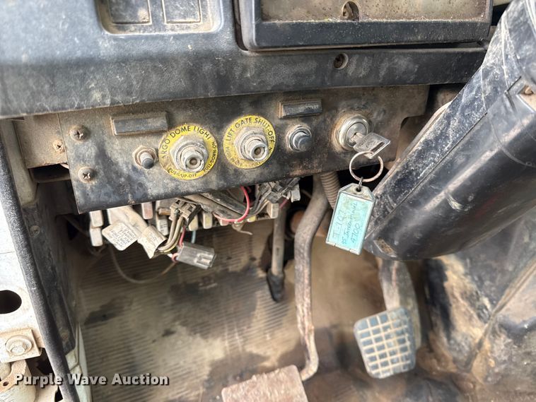 image for item DY8356 1995 International  4700 truck cab and chassis