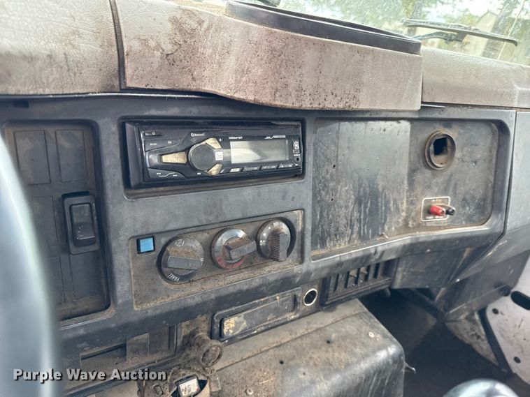 image for item DY8356 1995 International  4700 truck cab and chassis