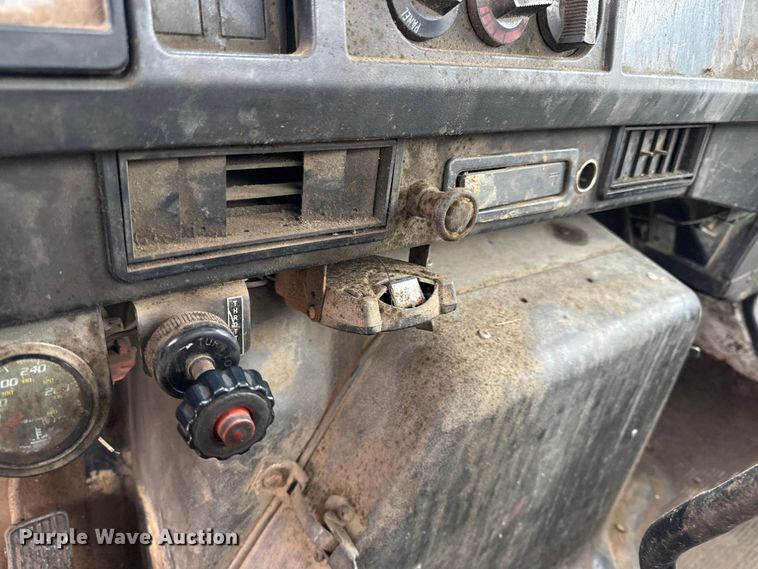 image for item DY8356 1995 International  4700 truck cab and chassis