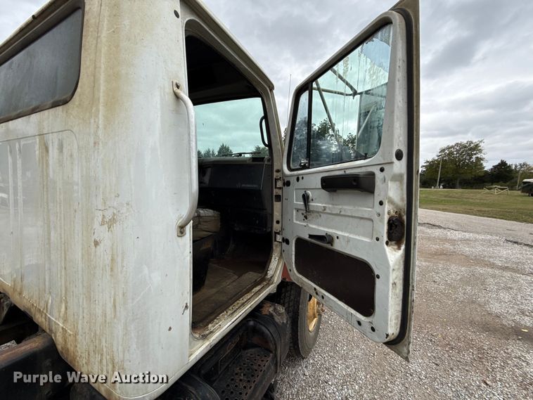 image for item DY8356 1995 International  4700 truck cab and chassis