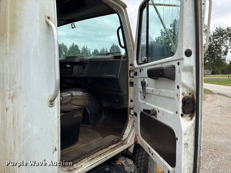 image for item DY8356 1995 International  4700 truck cab and chassis
