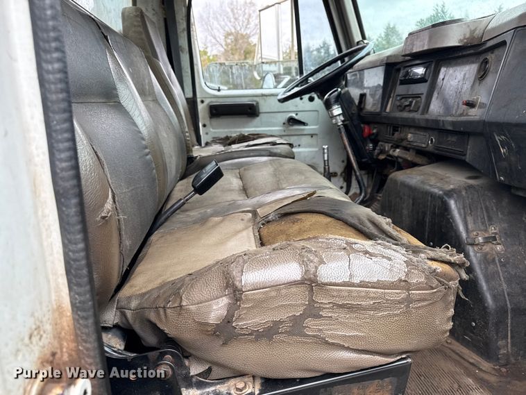 image for item DY8356 1995 International  4700 truck cab and chassis