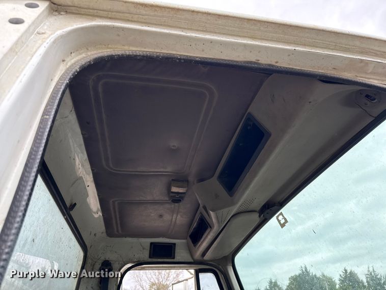 image for item DY8356 1995 International  4700 truck cab and chassis