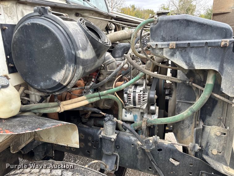 image for item DY8356 1995 International  4700 truck cab and chassis