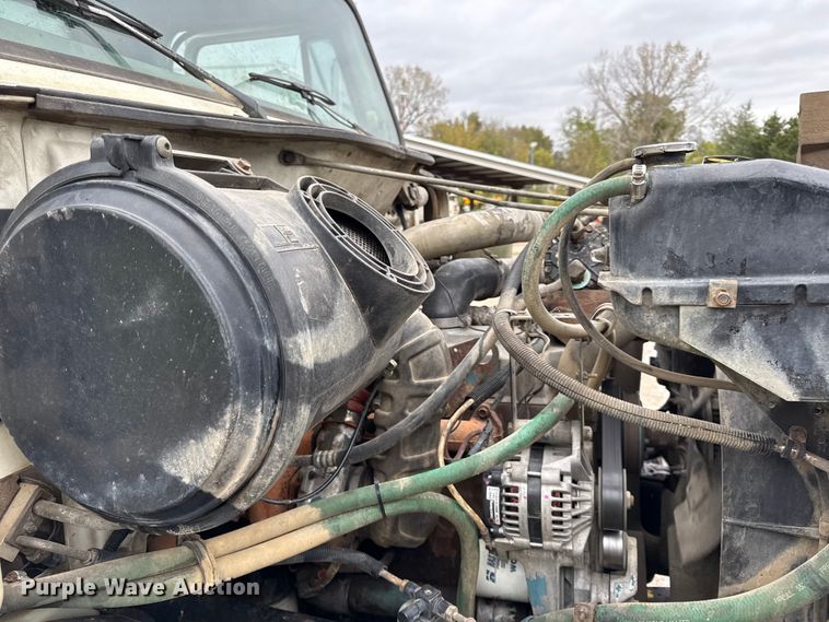 image for item DY8356 1995 International  4700 truck cab and chassis