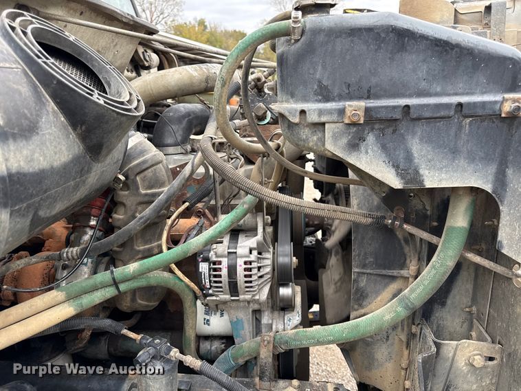 image for item DY8356 1995 International  4700 truck cab and chassis