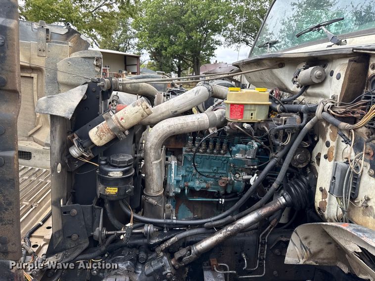 image for item DY8356 1995 International  4700 truck cab and chassis