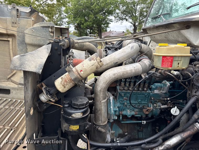 image for item DY8356 1995 International  4700 truck cab and chassis