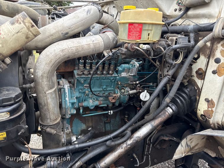 image for item DY8356 1995 International  4700 truck cab and chassis