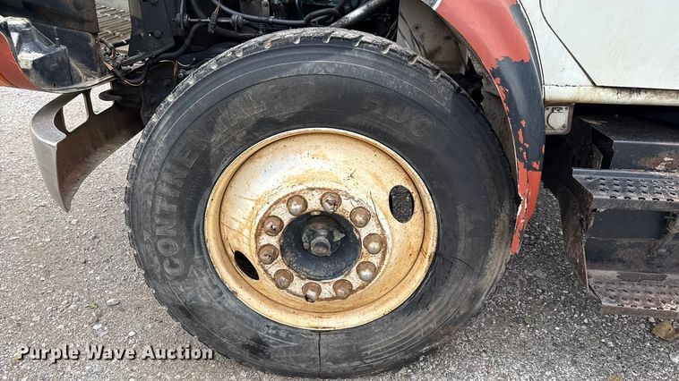 image for item DY8356 1995 International  4700 truck cab and chassis