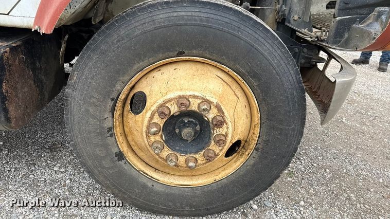 image for item DY8356 1995 International  4700 truck cab and chassis