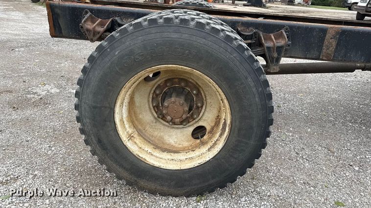 image for item DY8356 1995 International  4700 truck cab and chassis