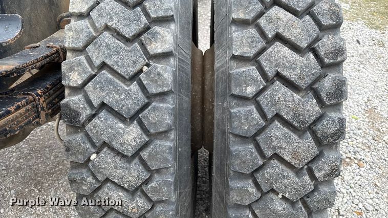 image for item DY8356 1995 International  4700 truck cab and chassis