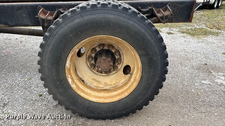 image for item DY8356 1995 International  4700 truck cab and chassis