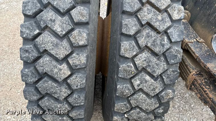 image for item DY8356 1995 International  4700 truck cab and chassis