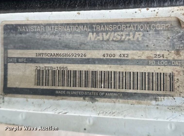 image for item DY8356 1995 International  4700 truck cab and chassis