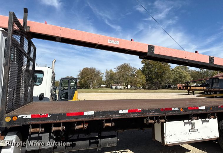 image for item DY8398 2005 Sterling L-Line shingle conveyor truck