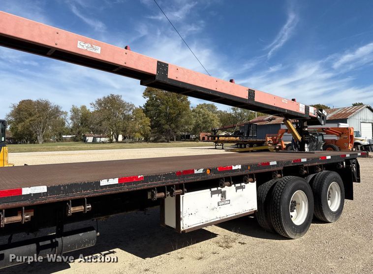 image for item DY8398 2005 Sterling L-Line shingle conveyor truck