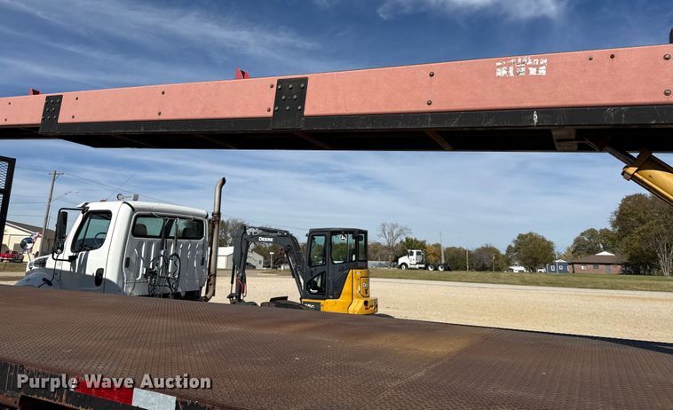 image for item DY8398 2005 Sterling L-Line shingle conveyor truck