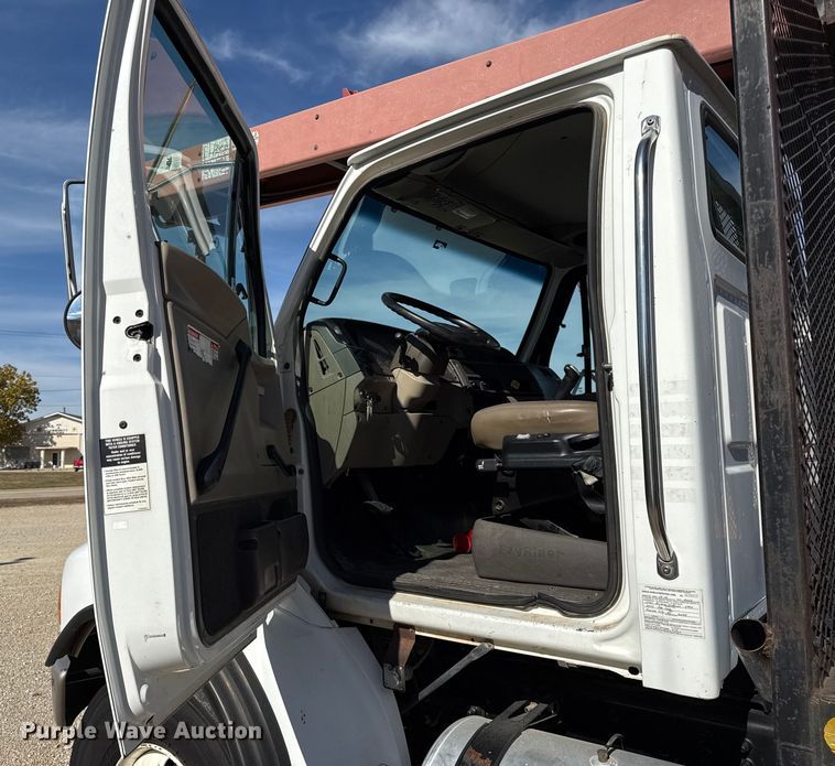 image for item DY8398 2005 Sterling L-Line shingle conveyor truck