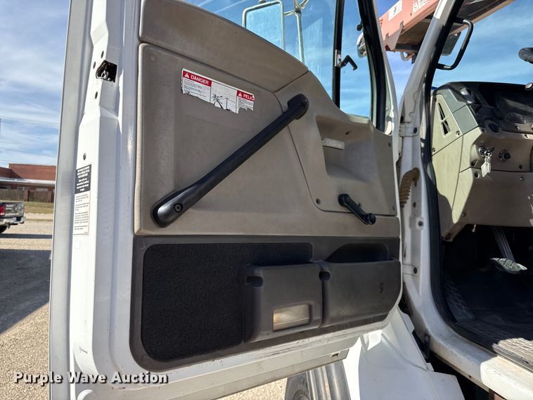 image for item DY8398 2005 Sterling L-Line shingle conveyor truck