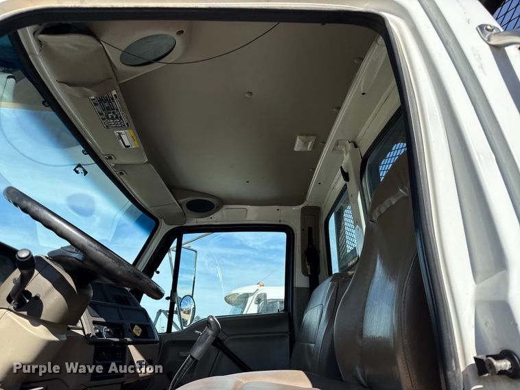 image for item DY8398 2005 Sterling L-Line shingle conveyor truck