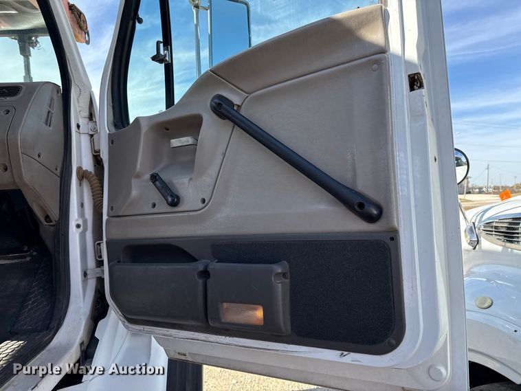 image for item DY8398 2005 Sterling L-Line shingle conveyor truck