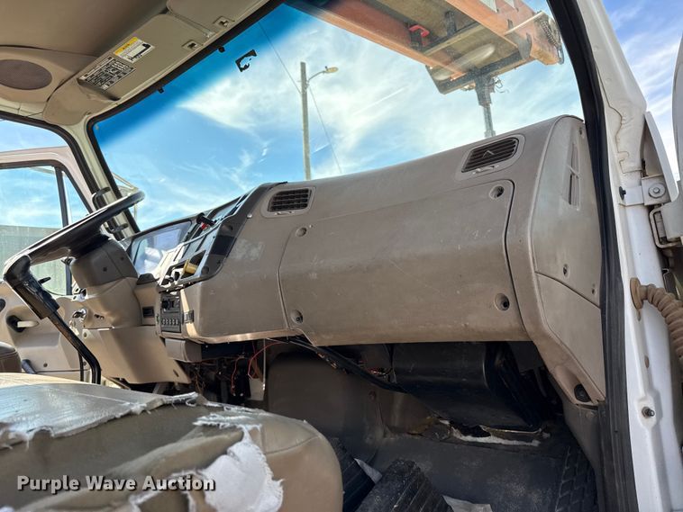 image for item DY8398 2005 Sterling L-Line shingle conveyor truck