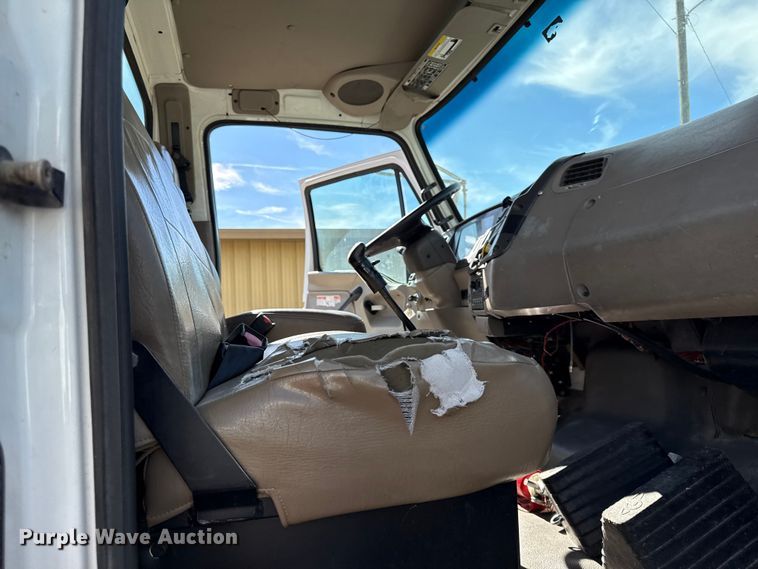 image for item DY8398 2005 Sterling L-Line shingle conveyor truck