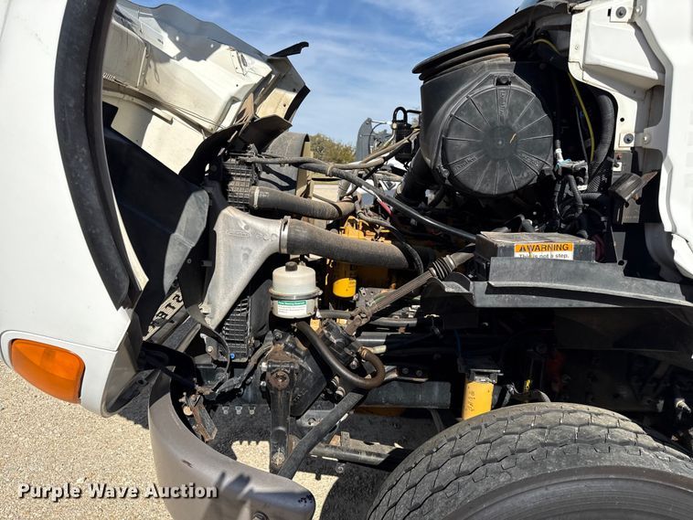 image for item DY8398 2005 Sterling L-Line shingle conveyor truck