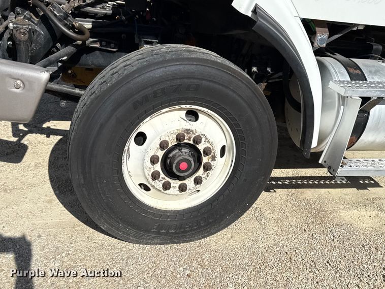 image for item DY8398 2005 Sterling L-Line shingle conveyor truck