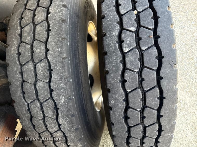 image for item DY8398 2005 Sterling L-Line shingle conveyor truck