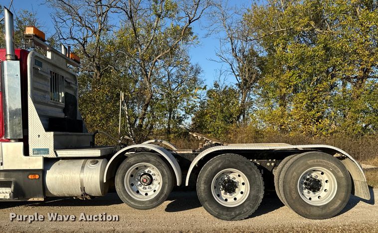 image for item DY8429 1994 Kenworth T600 semi truck