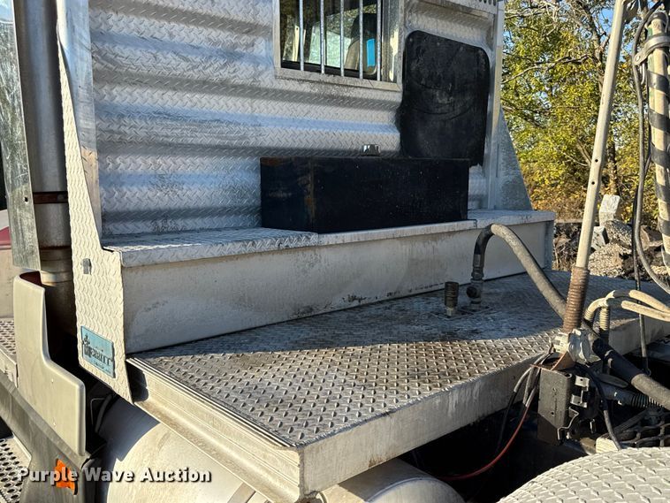 image for item DY8429 1994 Kenworth T600 semi truck