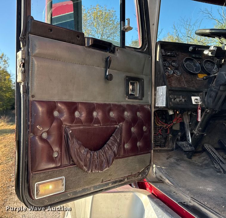 image for item DY8429 1994 Kenworth T600 semi truck