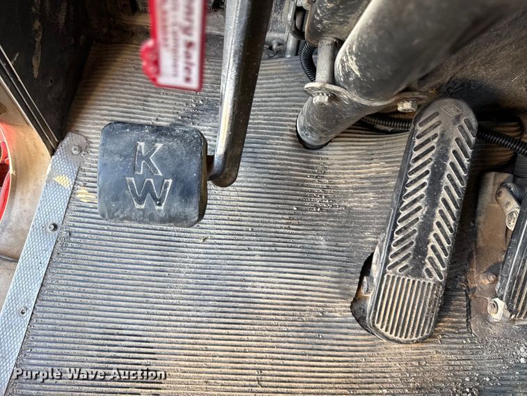 image for item DY8429 1994 Kenworth T600 semi truck